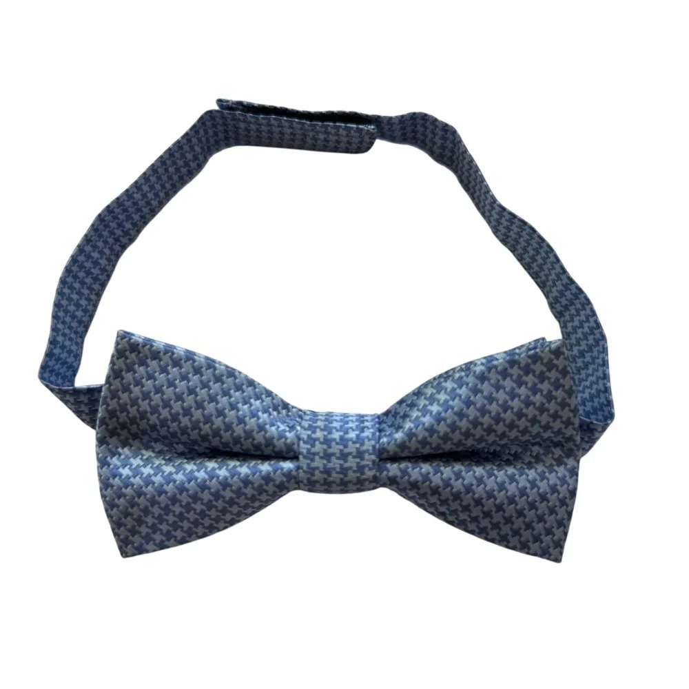 Add a touch of style to your child’s outfit with this Cat & Jack kids’ bow tie